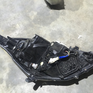 Фара TOYOTA 44-68 лев Isis ZGM10 дефект крепления