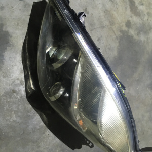 Фара TOYOTA 44-72 лев Isis ZGM10 xenon дефект крепления