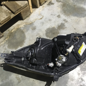 Фара TOYOTA 44-72 лев Isis ZGM10 xenon дефект крепления