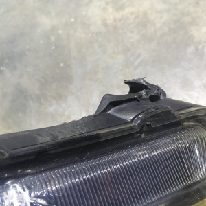 Фара TOYOTA 44-72 прав Isis ZGM10 xenon дефект крепления