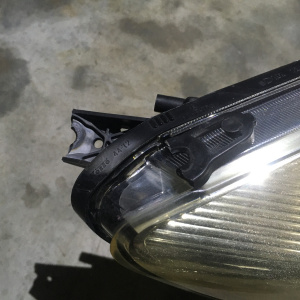 Фара TOYOTA 44-72 прав Isis ZGM10 xenon дефект крепления