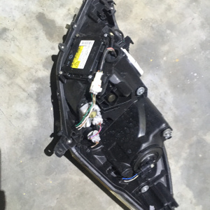 Фара TOYOTA 44-72 прав Isis ZGM10 xenon дефект крепления