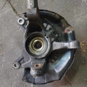 Ступица Toyota ZGM11 Isis перед, прав ABS голая