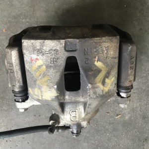 Суппорт Toyota ZGM11 Isis перед, лев 63-28