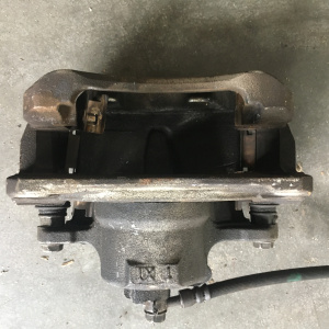 Суппорт Toyota ZGM11 Isis перед, лев 63-28