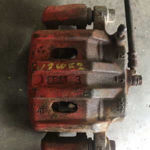 Суппорт MITSUBISHI CU2W Airtrek перед, прав 4304