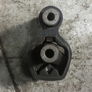 Подушка двигателя Mazda Z6 Axela BM6FJ R