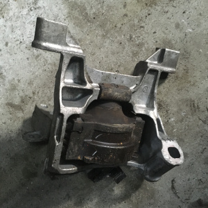 Подушка двигателя Mazda Z6 Axela BM6FJ перед, прав