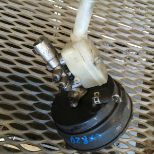 Главный тормозной цилиндр TOYOTA CXR20 Lucida с вакуумником