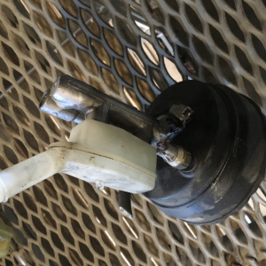 Главный тормозной цилиндр TOYOTA CXR20 Lucida с вакуумником