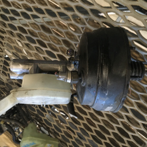 Главный тормозной цилиндр TOYOTA CXR20 Lucida с вакуумником