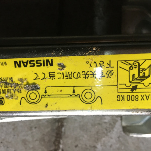 Домкрат Nissan Bluebird U14 800 кг.