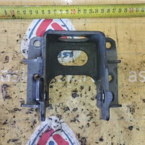 Крепление подушки ДВС Toyota 1NZ-FXE Corolla Fielder/Aqua NKE165/NHP10/NHP130/NHP160/NHP170 гибрид перед, лев ( 46 ) 12325-21260