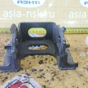 Крепление подушки ДВС Toyota 1NZ-FXE Corolla Fielder/Aqua NKE165/NHP10/NHP130/NHP160/NHP170 гибрид перед, лев ( 46 ) 12325-21260