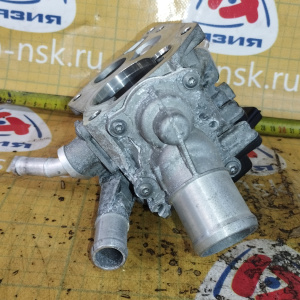 Корпус термостата Nissan/Infiniti 21250EZ31A / V29064227 Patrol#QX80 Z62 VK56VD '2024- НОВЫЙ ОРИГИНАЛ
