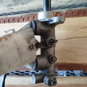 Главный тормозной цилиндр Daihatsu G303G Pyzar