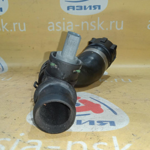 Патрубок системы охлаждения Volkswagen 5N0121051F Tiguan 5N2 CCZC R н с датчиком 06A919501A