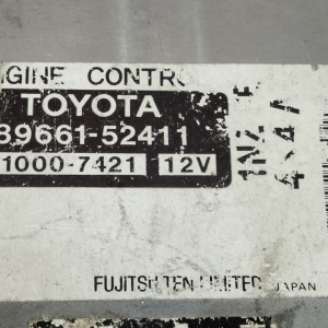 Компьютер ДВС Toyota Funcargo 89661-52411 1NZ-FE NCP25 разъёмы компьютера в 3 ряда