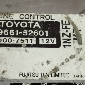 Компьютер Toyota Platz 89661-52601 1NZ NCP12 2WD m/t разъёмы компьютера в 2 ряда