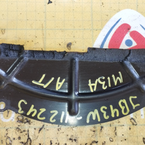 Кожух маховика Suzuki 1132080A00 Jimny JB43W M13A 4WD задний привод a/t крышка ( металл )