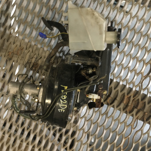 Главный тормозной цилиндр Mitsubishi Canter FE82DE с вакуумником и педалью тормоза