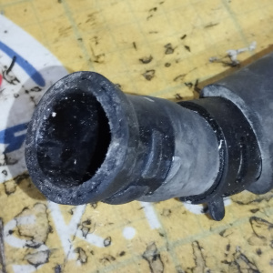 Патрубок радиатора печки Toyota 87245-2D270 Carina ED ST200 3S-FE/4S-FE ДЕФЕКТ РАЗДУТЫЙ , с помпы на радиатор печки ( катушечный = трамб. ) ВЕРХ