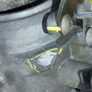 Заслонка дроссельная Toyota 1FZ-FE Land Cruiser FZJ105 '01.1998-08.2002 22210-66100 + 22270-66020 / 136800-1210 ДЕФЕКТ КОРПУСА без датчика положения