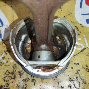 Поршень с шатуном Mitsubishi 4G15 Libero CD2V КАРБ. 12 VALVE ДЕФЕКТ палец не шеыелится жравчина  даметр 18/45 мм длина 100 мм. MD117080 / MD312667