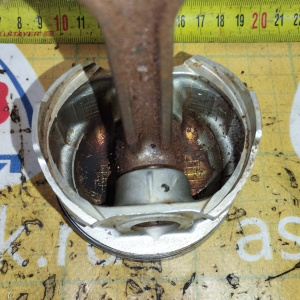 Поршень с шатуном Mitsubishi 4G15 Libero CD2V КАРБ. 12 VALVE ДЕФЕКТ палец не шеыелится жравчина  даметр 18/45 мм длина 100 мм. MD117080 / MD312667