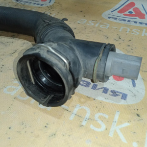 Патрубок радиатора Volkswagen 1K0121051AP, 1K0121051T Jetta 1K1/1K2/B6/3C2 BLY/BLR/BLX/BVX/BVY/BVZ '2006 н низ с датчиком