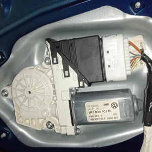 Дверь боковая Volkswagen Jetta 1K2 '2006 зад, лев В сборе 1K5833301P, 1K5833105E