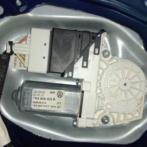 Дверь боковая Volkswagen Jetta 1K2 '2006 зад, прав В сборе 1K5833302P, 1K5833106E