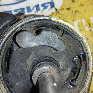 Подушка двигателя Mazda B3/B5 Demio DW3W ДЕФЕКТ перед, прав D26839060 / DA98-39-060