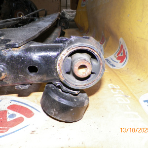 Балка Toyota ACM26 Ipsum ABS DISK  в сборе + Троса ручника, R