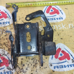 Крепление подушки ДВС Toyota 2AZ-FSE Avensis AZT251 a/t U151E перед. F ( G ) 12311-28170