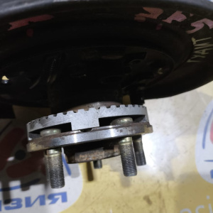 Ступица Subaru SF5/SF9 Forester '1997-1999 зад, лев ABS DISK БЕЗ ДИСКА И СУППОРТА ДЕФЕКТ ГУДИТ 28012AA033/28052AA031