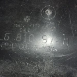 Подкрылок Volkswagen Touareg 7LA/7L6 зад, прав 7L6810972A