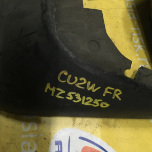 Брызговик Mitsubishi Airtrek CU2W перед, прав MZ531250