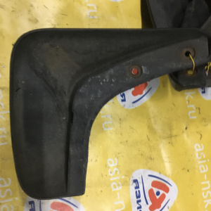 Брызговик Mitsubishi Airtrek CU2W зад, прав MZ531250