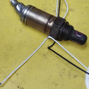 Датчик кислородный Nissan QG15/QG18 VFY11 F 3к. номер 1 ДЕФЕКТ КОРПУСА И ПРОВОДА ОБРЕЗАНЫ ( разъём голубого цвета ) A24-A71 207 / 22690WD800 / 22690WD