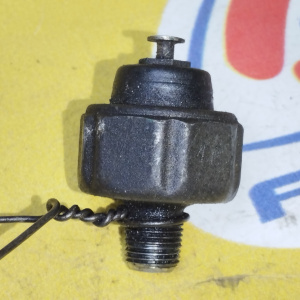 Датчик давления масла Toyota 83530-30060 / 83530-60030 Mark II LX90/J78/LJ95/LJ120/LJ150/FZJ80 2L/3L/5L/1FZ/1HD/1HZ/ разъём железный круглый ( МАЛЕНЬК