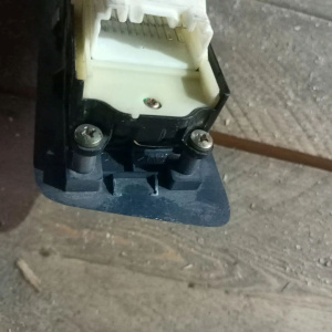 Пульт стеклоподъемника TOYOTA Noah AZR60 дефект обрамления 84040-28060