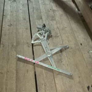 Стеклоподъемник TOYOTA Isis ZGM11 перед, прав