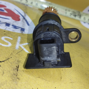 Датчик спидометра Nissan 327025T000 Atlas F23 QD32 2WD m/t ЭЛЕКТРОННЫЙ 2 конт. ( 20 зуб. ) с алюминиевой кпп