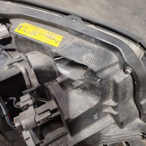 Фара Toyota 28-203 лев Voxy ZRR70 '2007-2010 ксенон (дефект крепления)