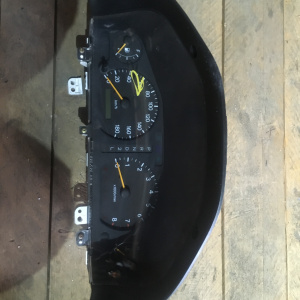 Панель приборов Toyota Vista SV40 дефект крепления 83100-32611