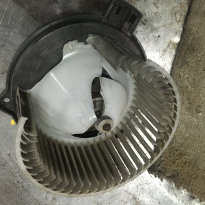 Моторчик печки Mazda DY5R Demio сломана крыльчатка