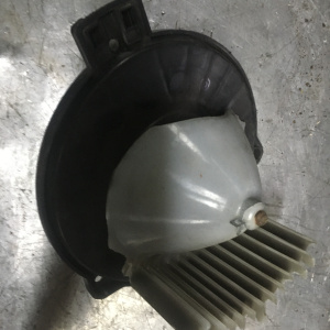 Моторчик печки Mazda DY3W Demio сломана крыльчатка