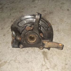 Ступица Mitsubishi N33W Chariot перед, лев 2WD 4шп.