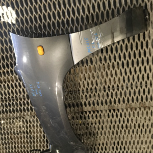 Крыло TOYOTA Harrier MCU1# перед, лев с зеркалом (дефект)